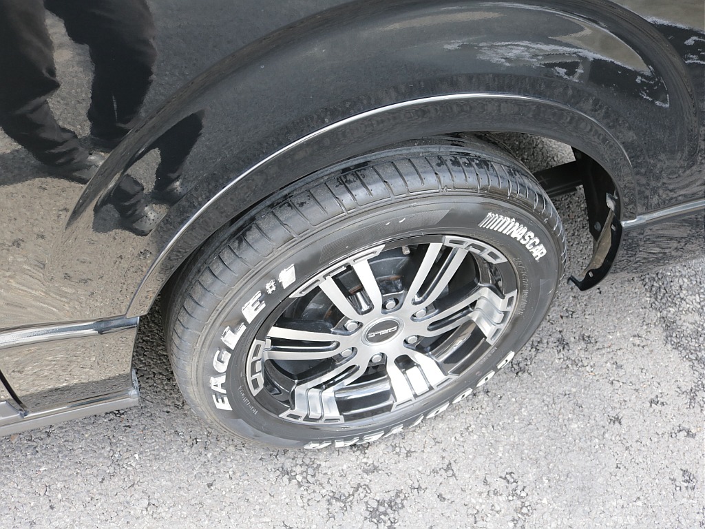 令和６年式ハイエースワゴンＧＬ４ＷＤファミリーに好評のリラクシングシートアレンジ施工済み！オリジナルフロントスポイラーオリジナル１７インチアルミオリジナルＬＥＤテールアルパインＢＩＧ－Ｘ１１インチ装備