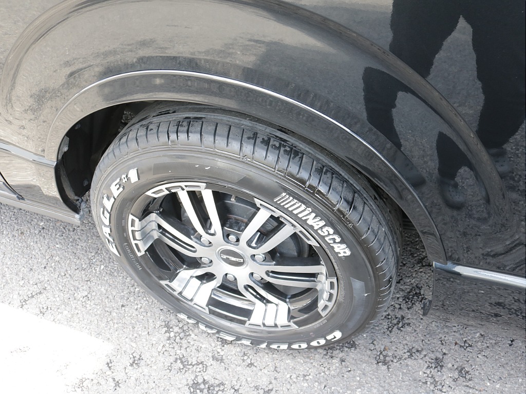 令和６年式ハイエースワゴンＧＬ４ＷＤファミリーに好評のリラクシングシートアレンジ施工済み！オリジナルフロントスポイラーオリジナル１７インチアルミオリジナルＬＥＤテールアルパインＢＩＧ－Ｘ１１インチ装備