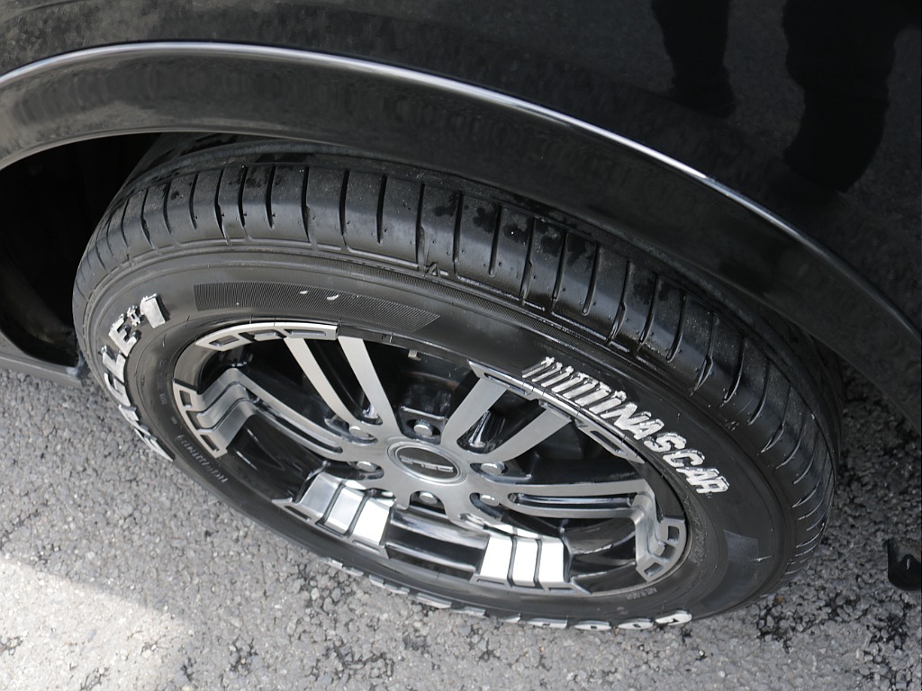 令和６年式ハイエースワゴンＧＬ４ＷＤファミリーに好評のリラクシングシートアレンジ施工済み！オリジナルフロントスポイラーオリジナル１７インチアルミオリジナルＬＥＤテールアルパインＢＩＧ－Ｘ１１インチ装備