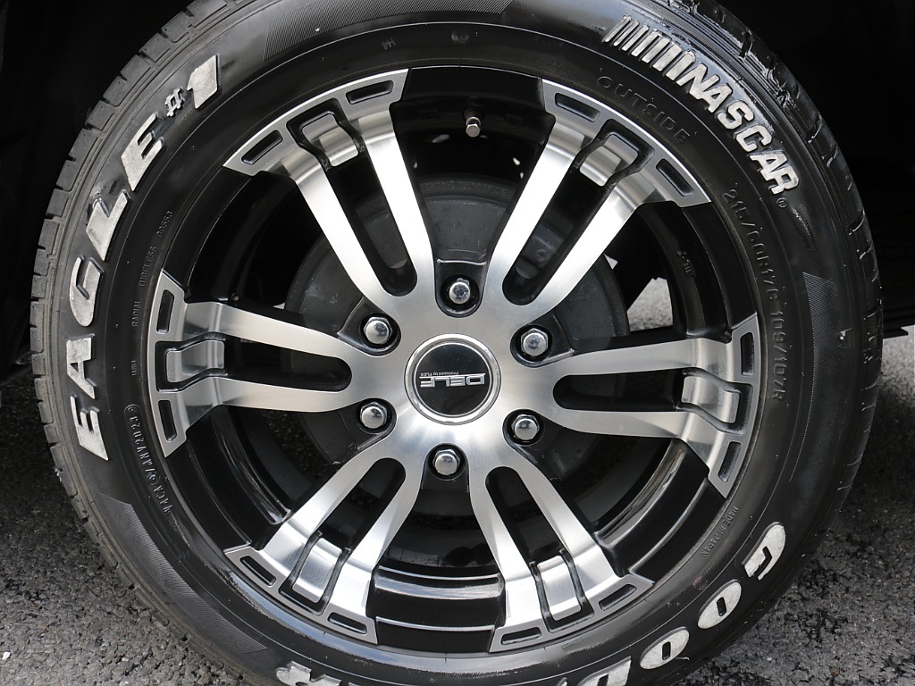 令和６年式ハイエースワゴンＧＬ４ＷＤファミリーに好評のリラクシングシートアレンジ施工済み！オリジナルフロントスポイラーオリジナル１７インチアルミオリジナルＬＥＤテールアルパインＢＩＧ－Ｘ１１インチ装備