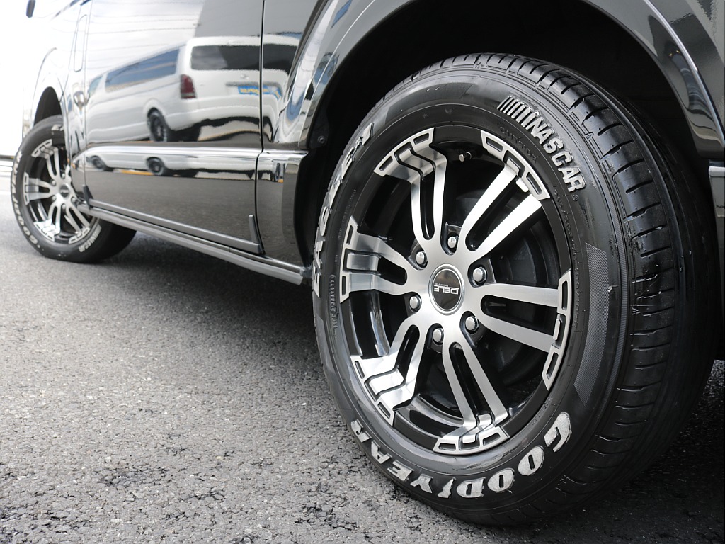 令和６年式ハイエースワゴンＧＬ４ＷＤファミリーに好評のリラクシングシートアレンジ施工済み！オリジナルフロントスポイラーオリジナル１７インチアルミオリジナルＬＥＤテールアルパインＢＩＧ－Ｘ１１インチ装備