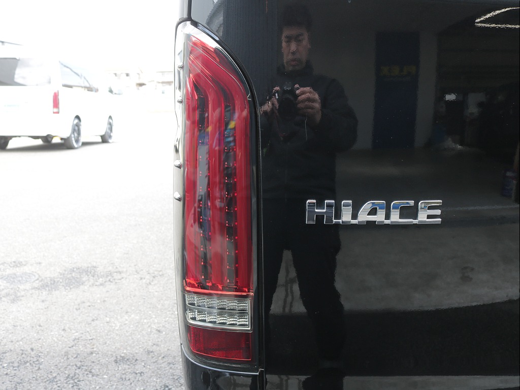 令和６年式ハイエースワゴンＧＬ４ＷＤファミリーに好評のリラクシングシートアレンジ施工済み！オリジナルフロントスポイラーオリジナル１７インチアルミオリジナルＬＥＤテールアルパインＢＩＧ－Ｘ１１インチ装備