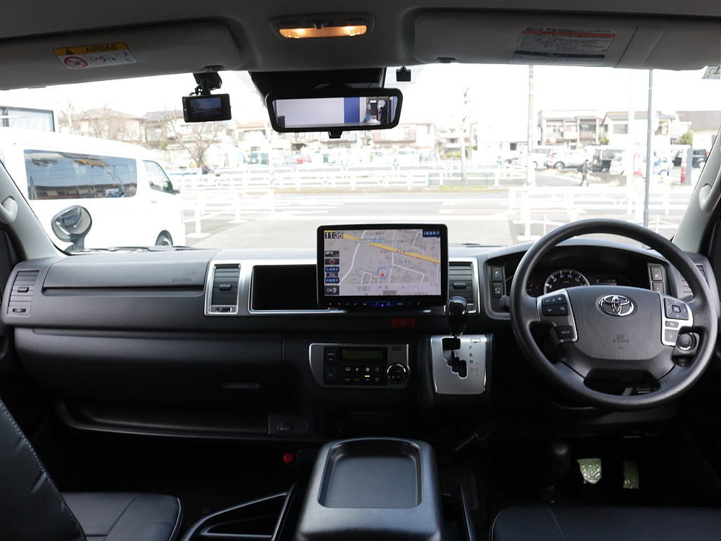 令和６年式ハイエースワゴンＧＬ４ＷＤファミリーに好評のリラクシングシートアレンジ施工済み！オリジナルフロントスポイラーオリジナル１７インチアルミオリジナルＬＥＤテールアルパインＢＩＧ－Ｘ１１インチ装備