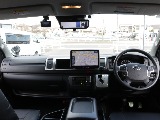 令和６年式ハイエースワゴンＧＬ４ＷＤファミリーに好評のリラクシングシートアレンジ施工済み！オリジナルフロントスポイラーオリジナル１７インチアルミオリジナルＬＥＤテールアルパインＢＩＧ－Ｘ１１インチ装備