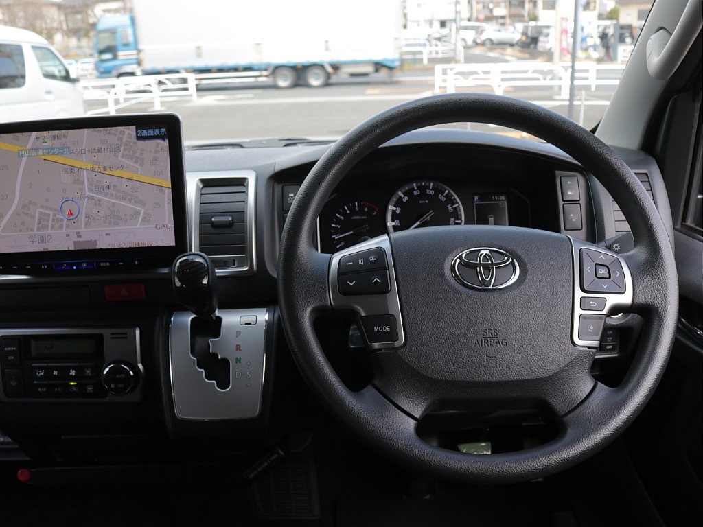 令和６年式ハイエースワゴンＧＬ４ＷＤファミリーに好評のリラクシングシートアレンジ施工済み！オリジナルフロントスポイラーオリジナル１７インチアルミオリジナルＬＥＤテールアルパインＢＩＧ－Ｘ１１インチ装備