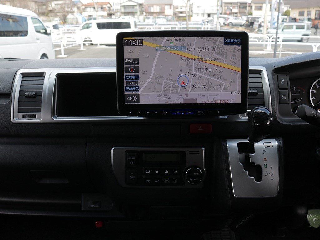 令和６年式ハイエースワゴンＧＬ４ＷＤファミリーに好評のリラクシングシートアレンジ施工済み！オリジナルフロントスポイラーオリジナル１７インチアルミオリジナルＬＥＤテールアルパインＢＩＧ－Ｘ１１インチ装備