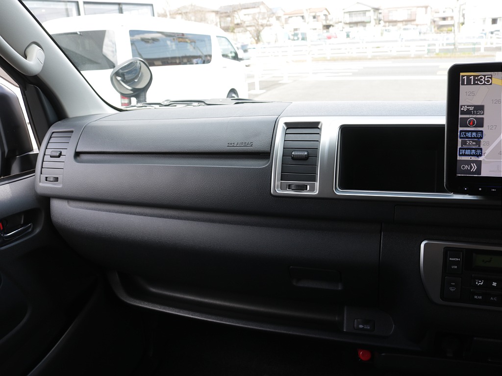 令和６年式ハイエースワゴンＧＬ４ＷＤファミリーに好評のリラクシングシートアレンジ施工済み！オリジナルフロントスポイラーオリジナル１７インチアルミオリジナルＬＥＤテールアルパインＢＩＧ－Ｘ１１インチ装備