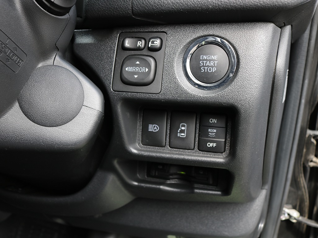 令和６年式ハイエースワゴンＧＬ４ＷＤファミリーに好評のリラクシングシートアレンジ施工済み！オリジナルフロントスポイラーオリジナル１７インチアルミオリジナルＬＥＤテールアルパインＢＩＧ－Ｘ１１インチ装備