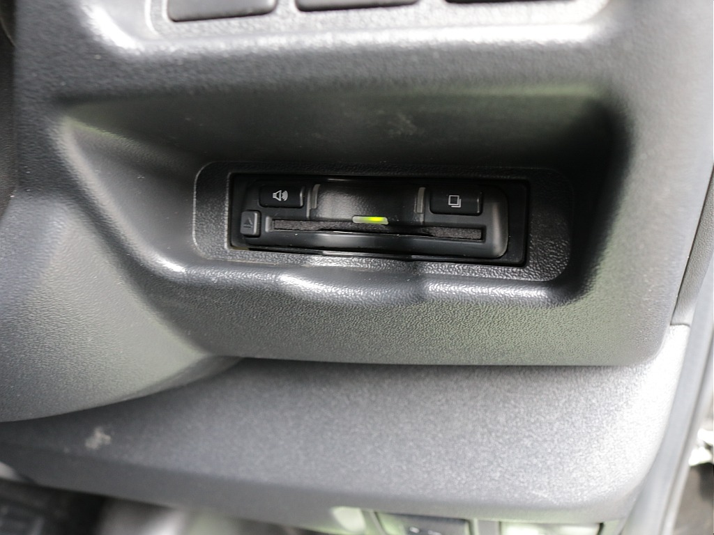 令和６年式ハイエースワゴンＧＬ４ＷＤファミリーに好評のリラクシングシートアレンジ施工済み！オリジナルフロントスポイラーオリジナル１７インチアルミオリジナルＬＥＤテールアルパインＢＩＧ－Ｘ１１インチ装備