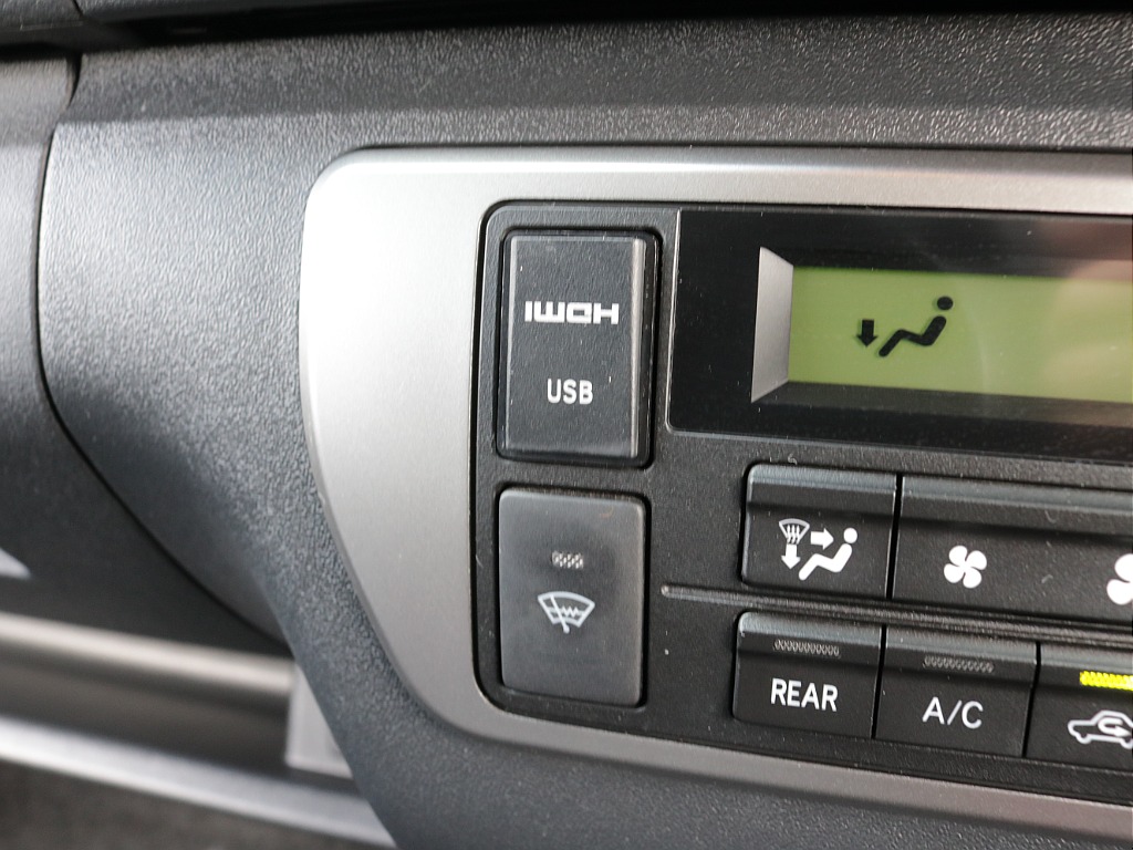 令和６年式ハイエースワゴンＧＬ４ＷＤファミリーに好評のリラクシングシートアレンジ施工済み！オリジナルフロントスポイラーオリジナル１７インチアルミオリジナルＬＥＤテールアルパインＢＩＧ－Ｘ１１インチ装備