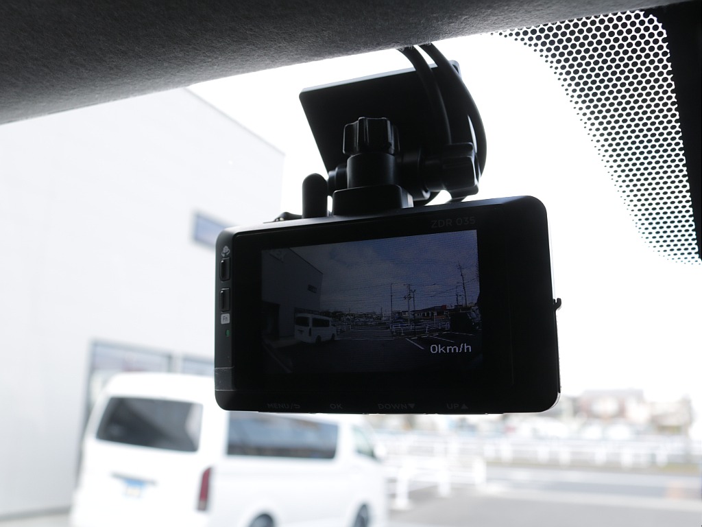 令和６年式ハイエースワゴンＧＬ４ＷＤファミリーに好評のリラクシングシートアレンジ施工済み！オリジナルフロントスポイラーオリジナル１７インチアルミオリジナルＬＥＤテールアルパインＢＩＧ－Ｘ１１インチ装備