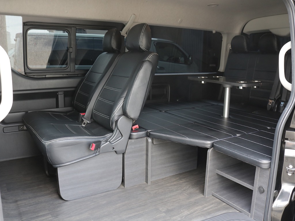 令和６年式ハイエースワゴンＧＬ４ＷＤファミリーに好評のリラクシングシートアレンジ施工済み！オリジナルフロントスポイラーオリジナル１７インチアルミオリジナルＬＥＤテールアルパインＢＩＧ－Ｘ１１インチ装備