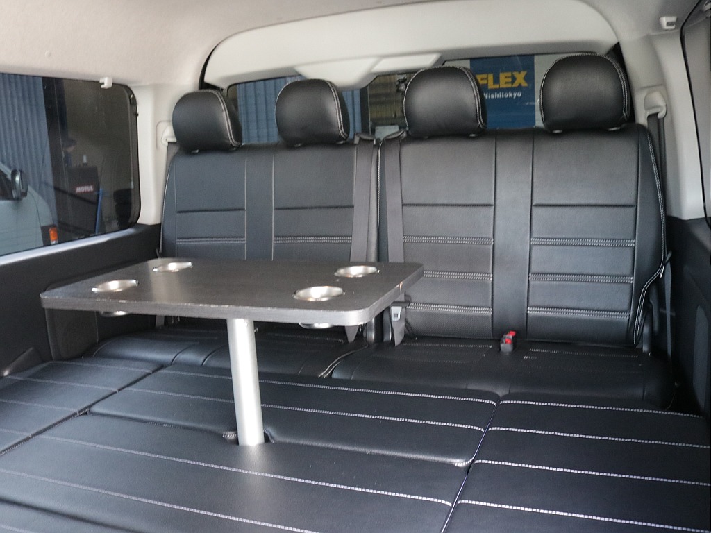 令和６年式ハイエースワゴンＧＬ４ＷＤファミリーに好評のリラクシングシートアレンジ施工済み！オリジナルフロントスポイラーオリジナル１７インチアルミオリジナルＬＥＤテールアルパインＢＩＧ－Ｘ１１インチ装備