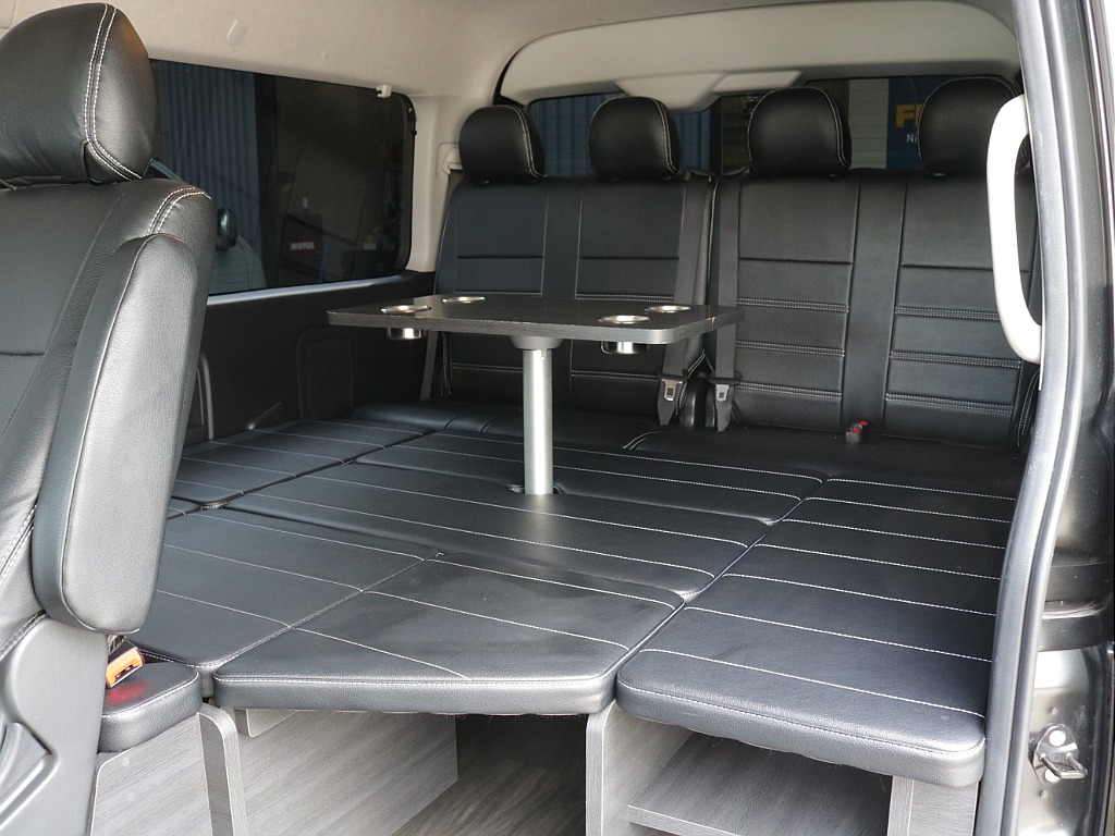 令和６年式ハイエースワゴンＧＬ４ＷＤファミリーに好評のリラクシングシートアレンジ施工済み！オリジナルフロントスポイラーオリジナル１７インチアルミオリジナルＬＥＤテールアルパインＢＩＧ－Ｘ１１インチ装備