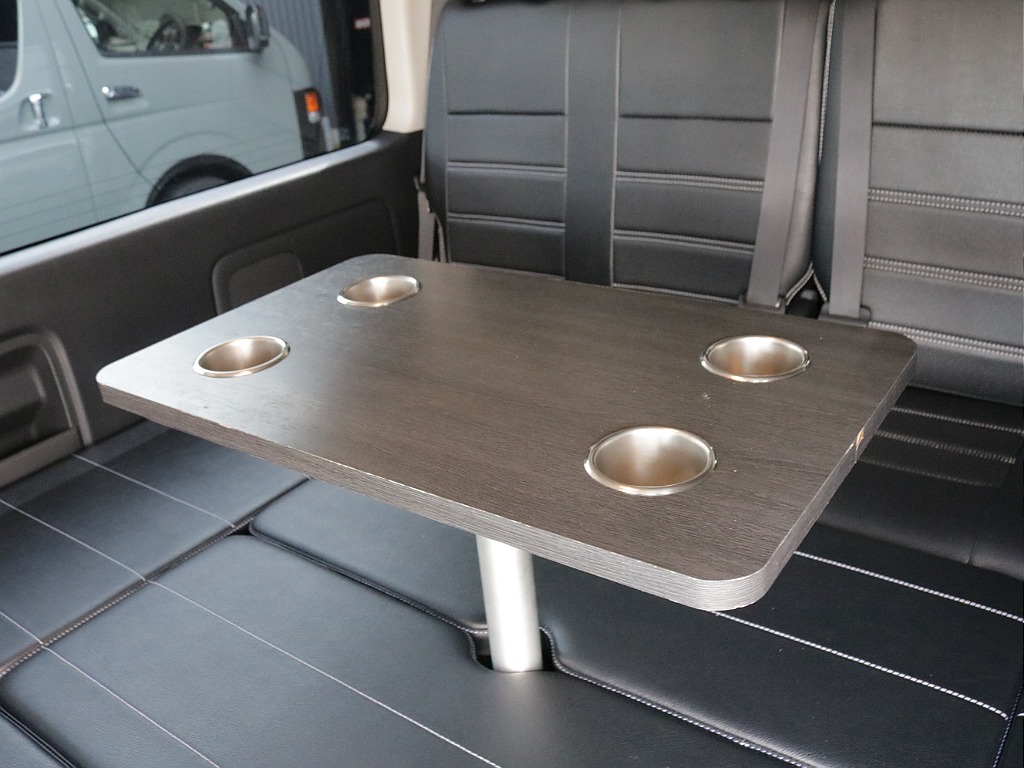 令和６年式ハイエースワゴンＧＬ４ＷＤファミリーに好評のリラクシングシートアレンジ施工済み！オリジナルフロントスポイラーオリジナル１７インチアルミオリジナルＬＥＤテールアルパインＢＩＧ－Ｘ１１インチ装備