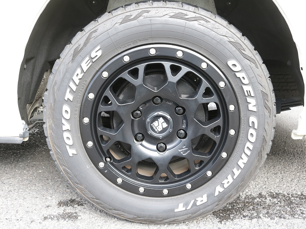 令和４年式ハイエースワゴンＧＬ４ＷＤファミリーに好評のアレンジＡＳシートアレンジ入庫！廃盤カラーライトイエローブラックエディション！エクストリームＪ１６インチアルミパナソニック９インチナビ装備！！