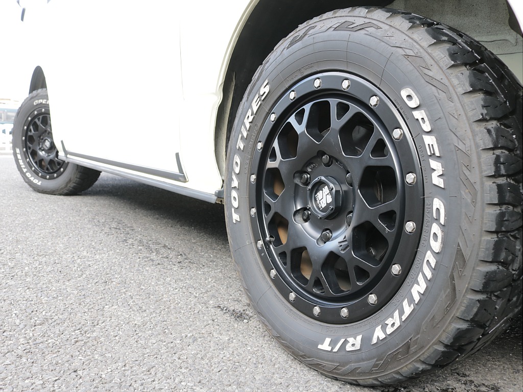 令和４年式ハイエースワゴンＧＬ４ＷＤファミリーに好評のアレンジＡＳシートアレンジ入庫！廃盤カラーライトイエローブラックエディション！エクストリームＪ１６インチアルミパナソニック９インチナビ装備！！