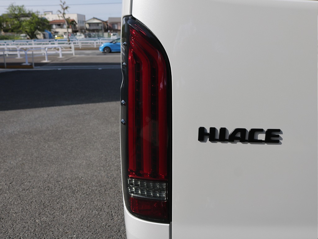 新車ワゴンＧＬファミリーに好評のファミリアシートアレンジ施工車両入庫！オリジナルフロントバンパーオリジナルオーバーフェンダーオリジナルＬＥＤテールオリジナル１６インチアルミグラントレック１６インチ装備