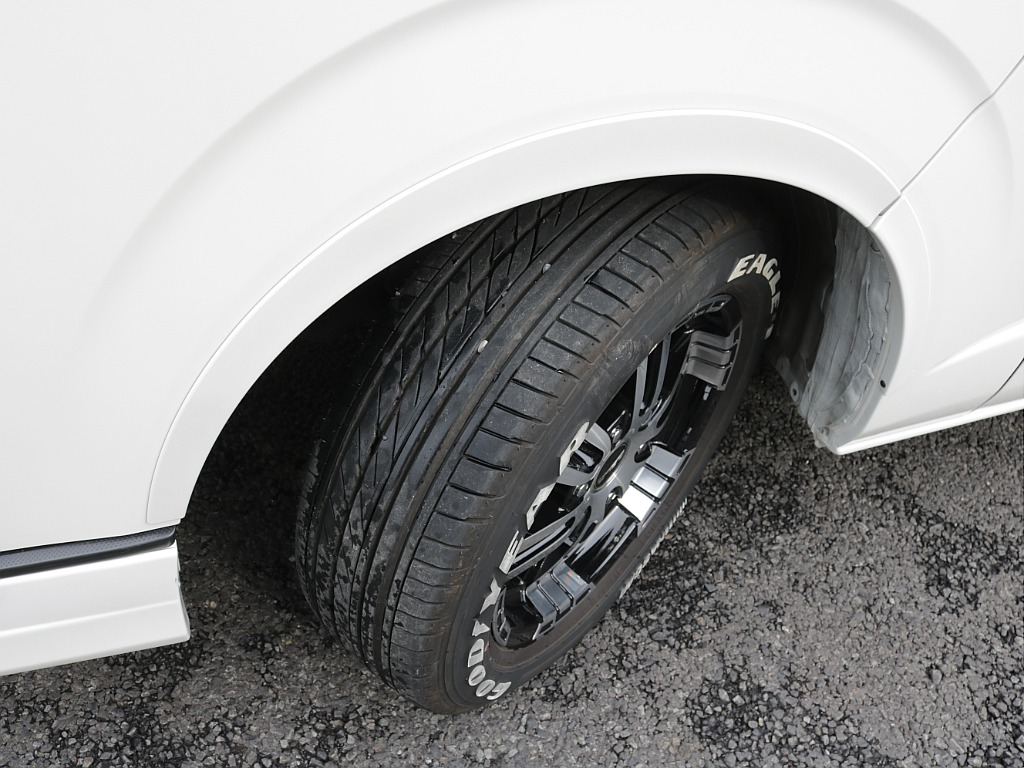 令和６年式ハイエースＶダークプライムⅡ２０００ガソリン２ＷＤカスタム車両入庫！オリジナルフロントスポイラーオリジナルオーバーフェンダーオリジナル１７インチアルミアルパインＢＩＧ－Ｘ１１インチナビ装備！