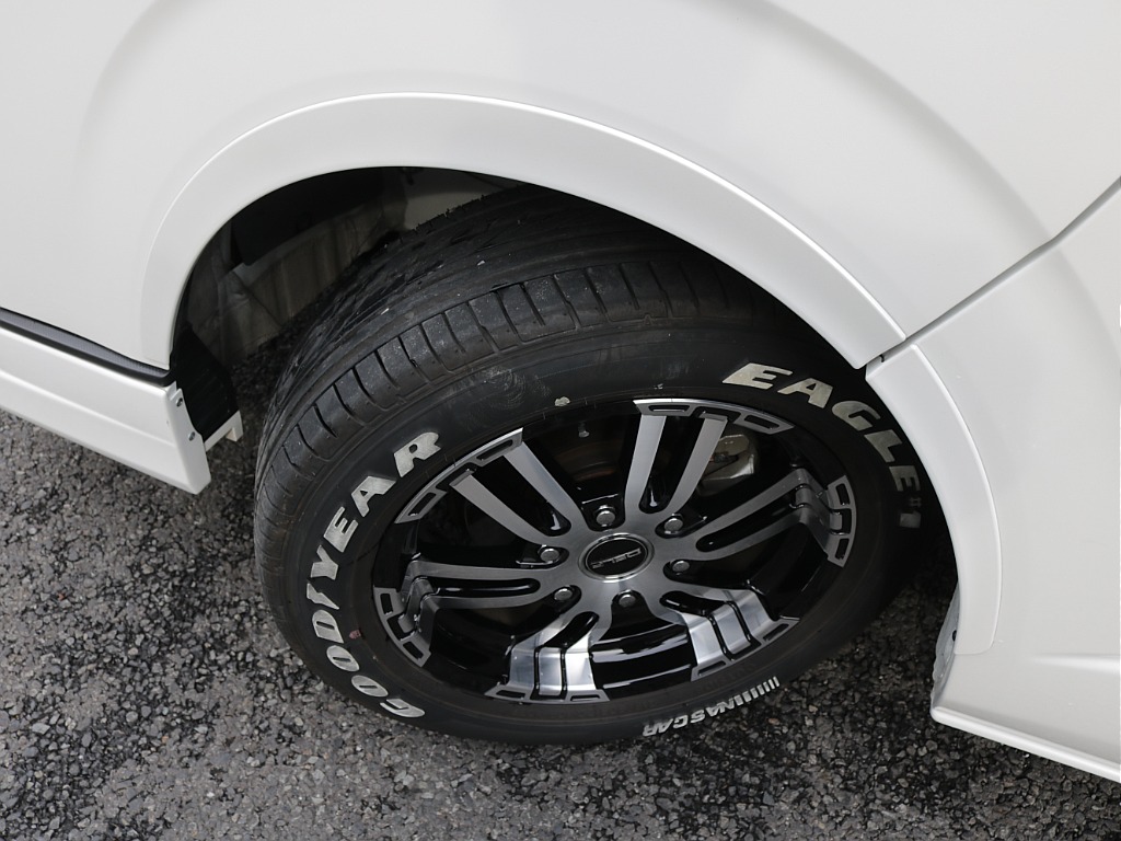 令和６年式ハイエースＶダークプライムⅡ２０００ガソリン２ＷＤカスタム車両入庫！オリジナルフロントスポイラーオリジナルオーバーフェンダーオリジナル１７インチアルミアルパインＢＩＧ－Ｘ１１インチナビ装備！