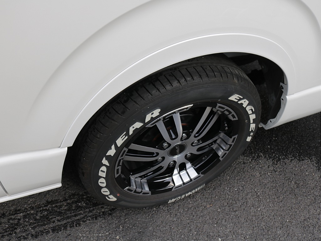 令和６年式ハイエースＶダークプライムⅡ２０００ガソリン２ＷＤカスタム車両入庫！オリジナルフロントスポイラーオリジナルオーバーフェンダーオリジナル１７インチアルミアルパインＢＩＧ－Ｘ１１インチナビ装備！