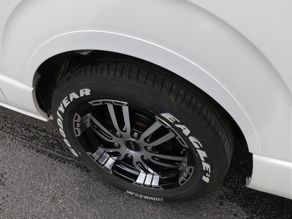 令和６年式ハイエースＶダークプライムⅡ２０００ガソリン２ＷＤカスタム車両入庫！オリジナルフロントスポイラーオリジナルオーバーフェンダーオリジナル１７インチアルミアルパインＢＩＧ－Ｘ１１インチナビ装備！