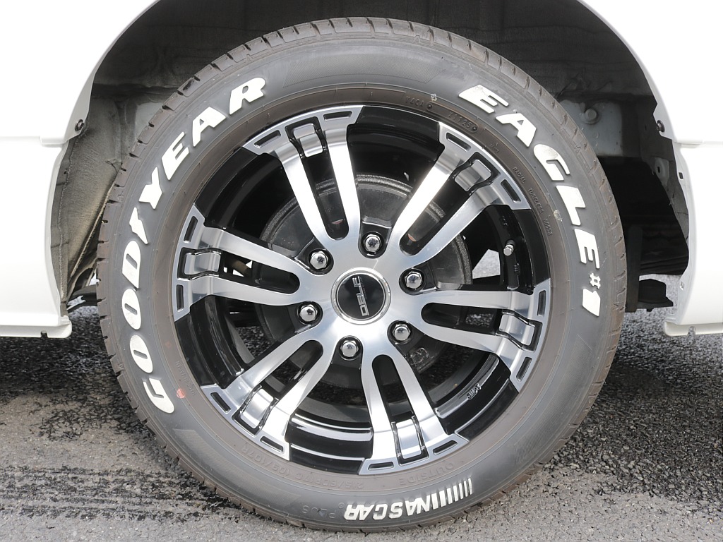 令和６年式ハイエースＶダークプライムⅡ２０００ガソリン２ＷＤカスタム車両入庫！オリジナルフロントスポイラーオリジナルオーバーフェンダーオリジナル１７インチアルミアルパインＢＩＧ－Ｘ１１インチナビ装備！