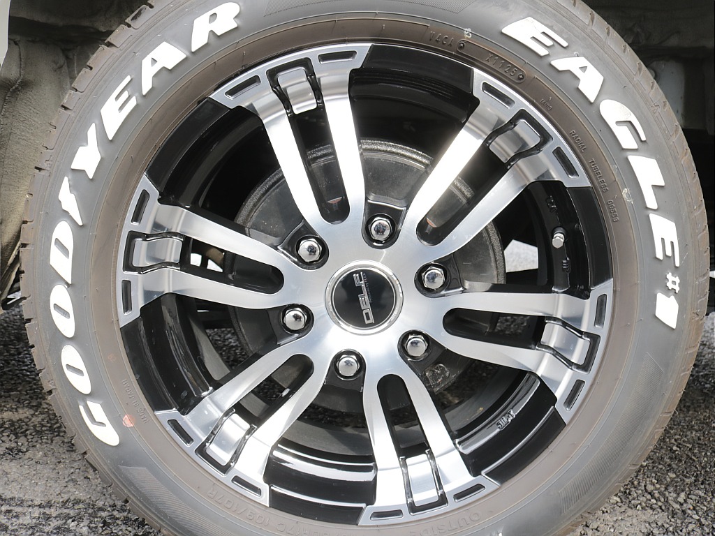 令和６年式ハイエースＶダークプライムⅡ２０００ガソリン２ＷＤカスタム車両入庫！オリジナルフロントスポイラーオリジナルオーバーフェンダーオリジナル１７インチアルミアルパインＢＩＧ－Ｘ１１インチナビ装備！