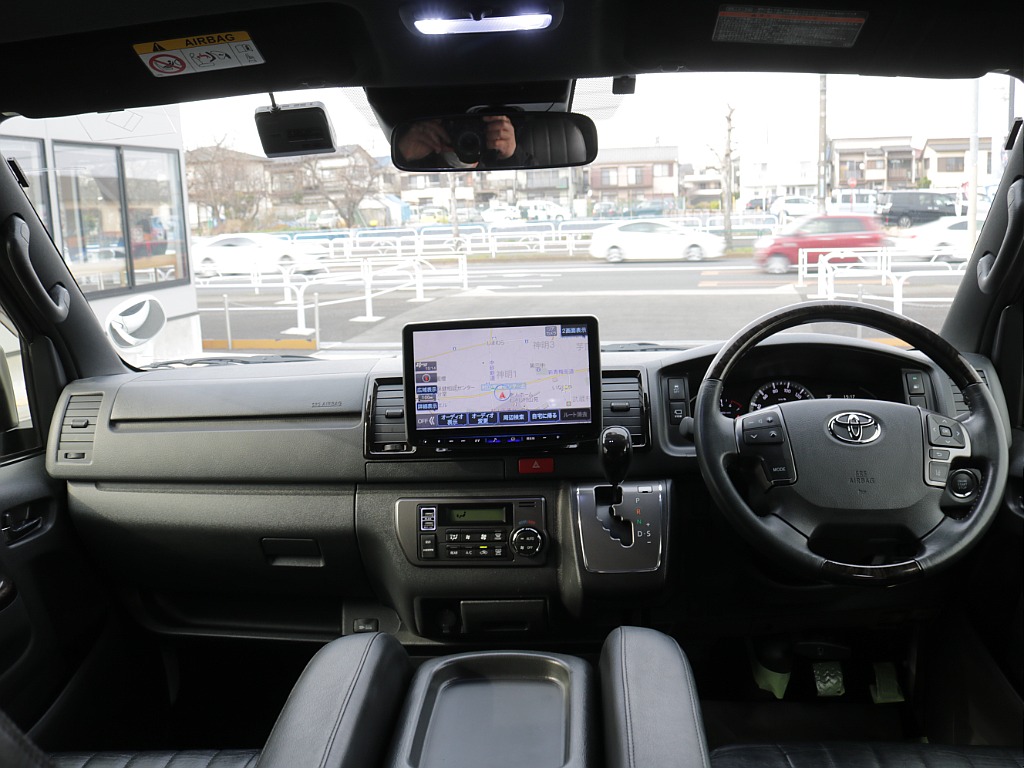 令和６年式ハイエースＶダークプライムⅡ２０００ガソリン２ＷＤカスタム車両入庫！オリジナルフロントスポイラーオリジナルオーバーフェンダーオリジナル１７インチアルミアルパインＢＩＧ－Ｘ１１インチナビ装備！