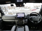 令和６年式ハイエースＶダークプライムⅡ２０００ガソリン２ＷＤカスタム車両入庫！オリジナルフロントスポイラーオリジナルオーバーフェンダーオリジナル１７インチアルミアルパインＢＩＧ－Ｘ１１インチナビ装備！