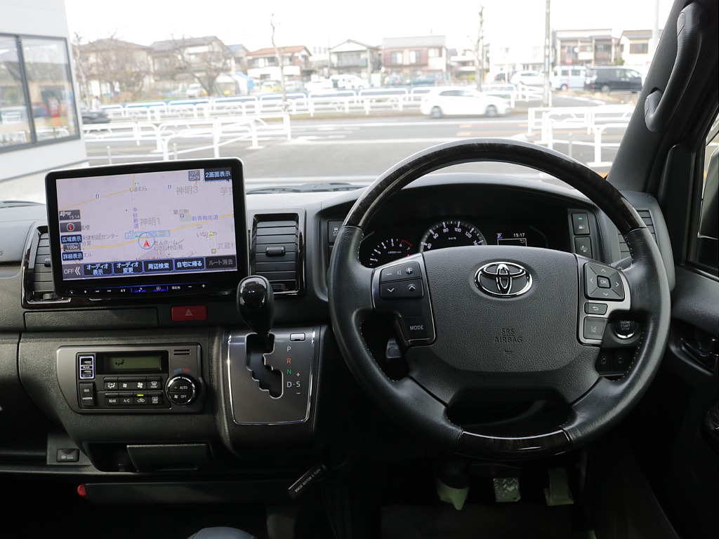 令和６年式ハイエースＶダークプライムⅡ２０００ガソリン２ＷＤカスタム車両入庫！オリジナルフロントスポイラーオリジナルオーバーフェンダーオリジナル１７インチアルミアルパインＢＩＧ－Ｘ１１インチナビ装備！