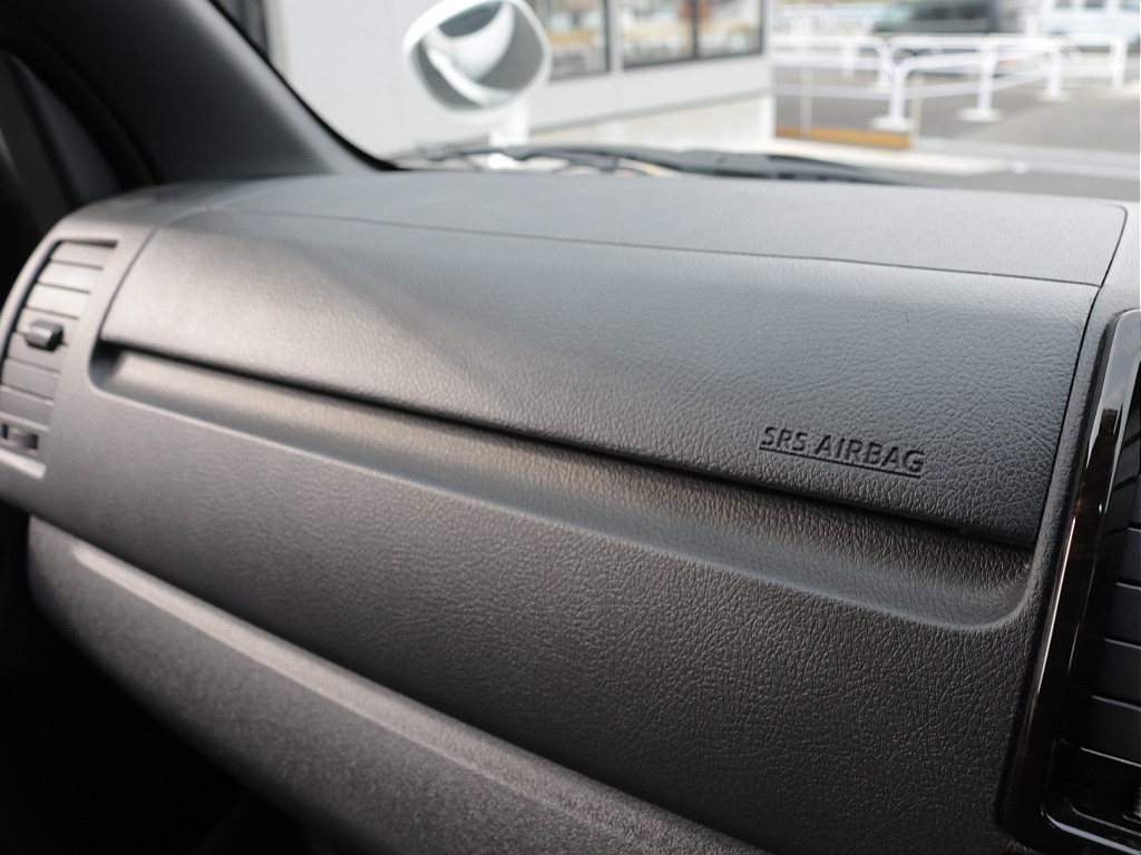 令和６年式ハイエースＶダークプライムⅡ２０００ガソリン２ＷＤカスタム車両入庫！オリジナルフロントスポイラーオリジナルオーバーフェンダーオリジナル１７インチアルミアルパインＢＩＧ－Ｘ１１インチナビ装備！