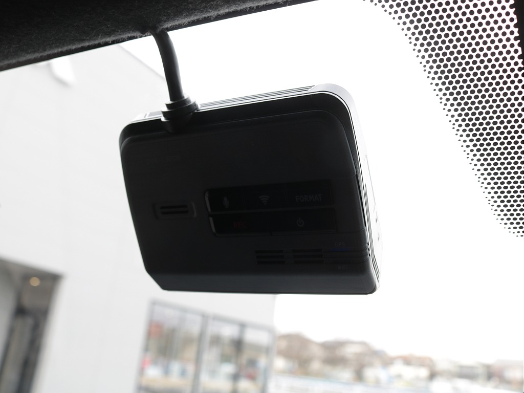 令和６年式ハイエースＶダークプライムⅡ２０００ガソリン２ＷＤカスタム車両入庫！オリジナルフロントスポイラーオリジナルオーバーフェンダーオリジナル１７インチアルミアルパインＢＩＧ－Ｘ１１インチナビ装備！