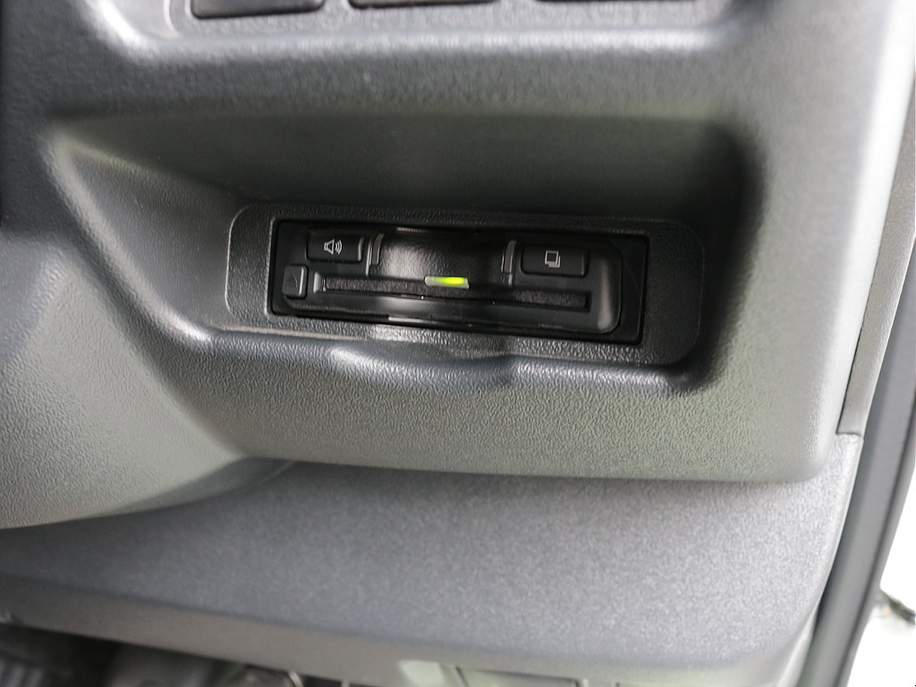 令和６年式ハイエースＶダークプライムⅡ２０００ガソリン２ＷＤカスタム車両入庫！オリジナルフロントスポイラーオリジナルオーバーフェンダーオリジナル１７インチアルミアルパインＢＩＧ－Ｘ１１インチナビ装備！