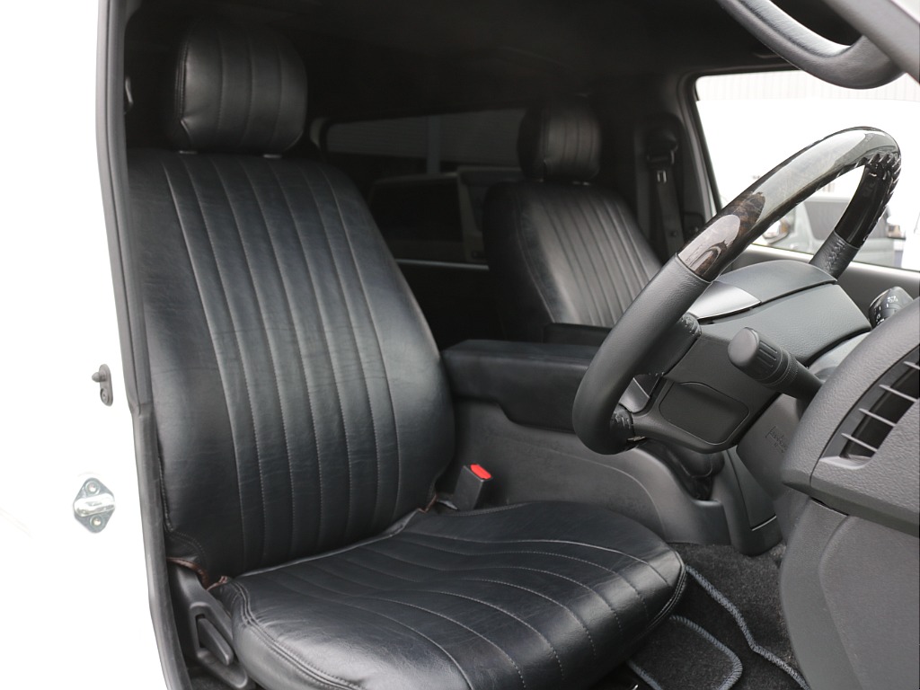 令和６年式ハイエースＶダークプライムⅡ２０００ガソリン２ＷＤカスタム車両入庫！オリジナルフロントスポイラーオリジナルオーバーフェンダーオリジナル１７インチアルミアルパインＢＩＧ－Ｘ１１インチナビ装備！