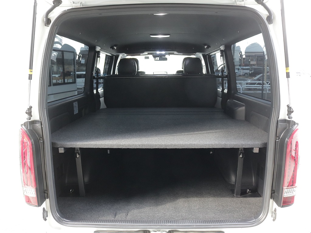 令和６年式ハイエースＶダークプライムⅡ２０００ガソリン２ＷＤカスタム車両入庫！オリジナルフロントスポイラーオリジナルオーバーフェンダーオリジナル１７インチアルミアルパインＢＩＧ－Ｘ１１インチナビ装備！