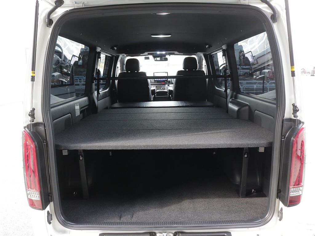 令和６年式ハイエースＶダークプライムⅡ２０００ガソリン２ＷＤカスタム車両入庫！オリジナルフロントスポイラーオリジナルオーバーフェンダーオリジナル１７インチアルミアルパインＢＩＧ－Ｘ１１インチナビ装備！