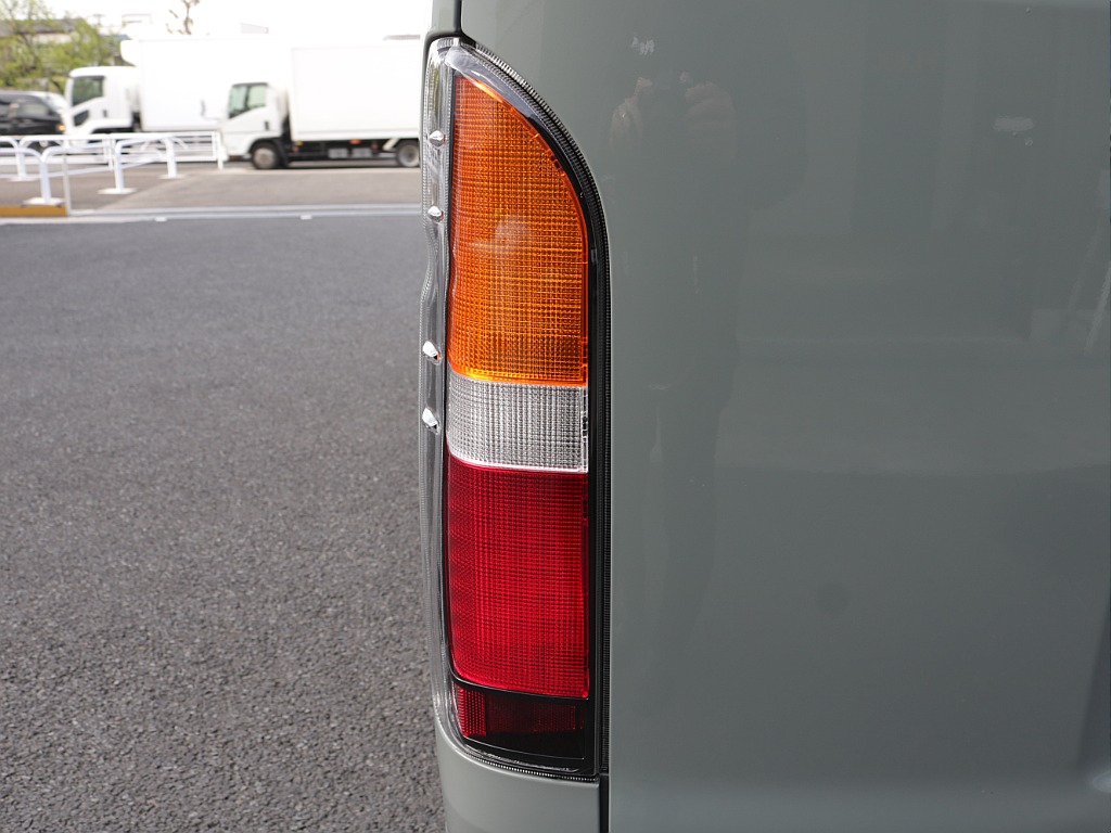 令和８年式ハイエースVアースカラーパッケージ２８００ディーゼル４WDブラックエディション完成！新品オリジナルバンパー新品オリジナル１６インチアルミ新品１６インチタイヤ新品オリジナルテールベットKIT