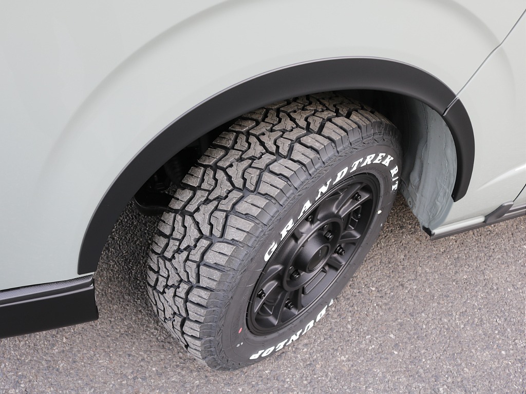 令和８年式ハイエースVアースカラーパッケージ２８００ディーゼル４WDブラックエディション完成！新品オリジナルバンパー新品オリジナル１６インチアルミ新品１６インチタイヤ新品オリジナルテールベットKIT