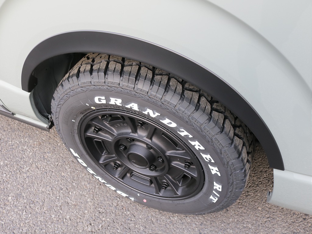 令和８年式ハイエースVアースカラーパッケージ２８００ディーゼル４WDブラックエディション完成！新品オリジナルバンパー新品オリジナル１６インチアルミ新品１６インチタイヤ新品オリジナルテールベットKIT