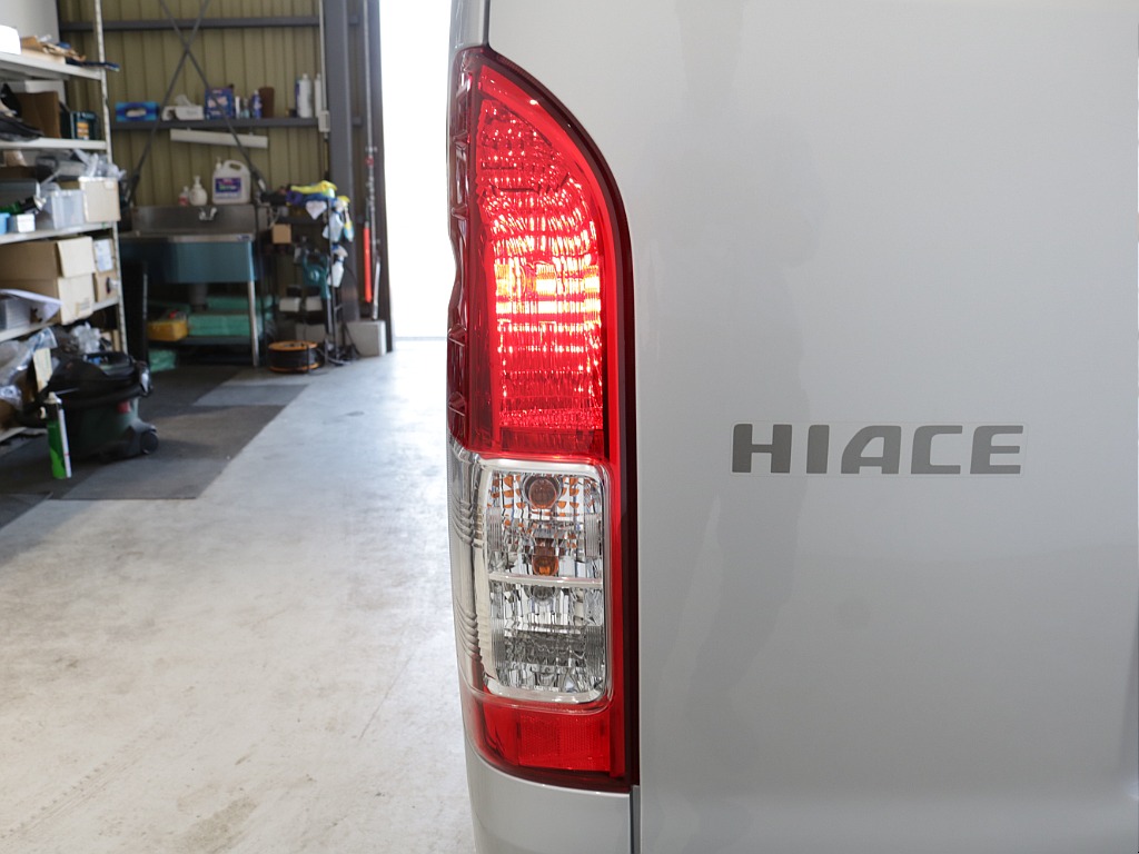 平成２９年式ハイエースＶＤＸロングＧＬパッケージ３０００ディーゼル４ＷＤ希少５速ＭＴ車両入庫！！ＴＲＤフロントバンパー純正１５インチアルミＬＥＤヘッドライトリアクーラーリアヒーター装備車両入庫！！