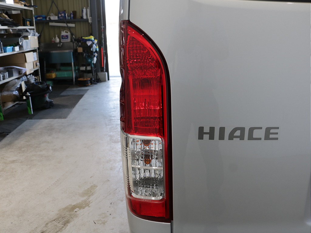 平成２９年式ハイエースＶＤＸロングＧＬパッケージ３０００ディーゼル４ＷＤ希少５速ＭＴ車両入庫！！ＴＲＤフロントバンパー純正１５インチアルミＬＥＤヘッドライトリアクーラーリアヒーター装備車両入庫！！