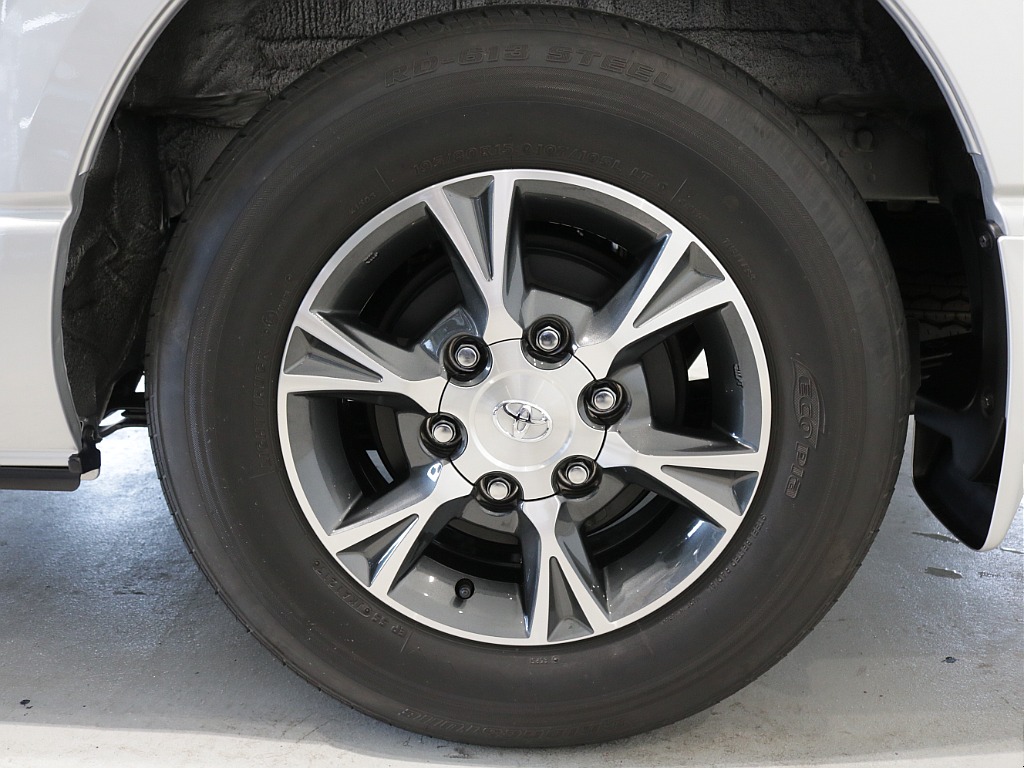 平成２９年式ハイエースＶＤＸロングＧＬパッケージ３０００ディーゼル４ＷＤ希少５速ＭＴ車両入庫！！ＴＲＤフロントバンパー純正１５インチアルミＬＥＤヘッドライトリアクーラーリアヒーター装備車両入庫！！