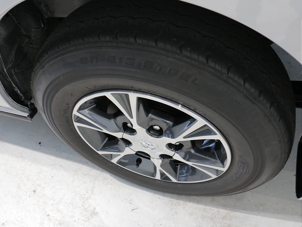 平成２９年式ハイエースＶＤＸロングＧＬパッケージ３０００ディーゼル４ＷＤ希少５速ＭＴ車両入庫！！ＴＲＤフロントバンパー純正１５インチアルミＬＥＤヘッドライトリアクーラーリアヒーター装備車両入庫！！