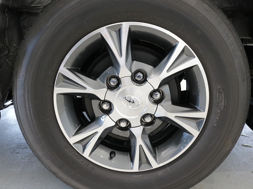 平成２９年式ハイエースＶＤＸロングＧＬパッケージ３０００ディーゼル４ＷＤ希少５速ＭＴ車両入庫！！ＴＲＤフロントバンパー純正１５インチアルミＬＥＤヘッドライトリアクーラーリアヒーター装備車両入庫！！