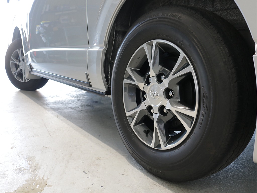 平成２９年式ハイエースＶＤＸロングＧＬパッケージ３０００ディーゼル４ＷＤ希少５速ＭＴ車両入庫！！ＴＲＤフロントバンパー純正１５インチアルミＬＥＤヘッドライトリアクーラーリアヒーター装備車両入庫！！