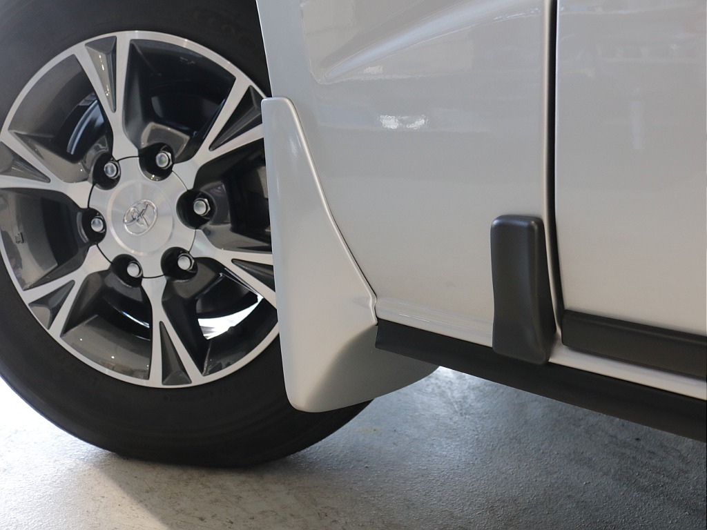 平成２９年式ハイエースＶＤＸロングＧＬパッケージ３０００ディーゼル４ＷＤ希少５速ＭＴ車両入庫！！ＴＲＤフロントバンパー純正１５インチアルミＬＥＤヘッドライトリアクーラーリアヒーター装備車両入庫！！