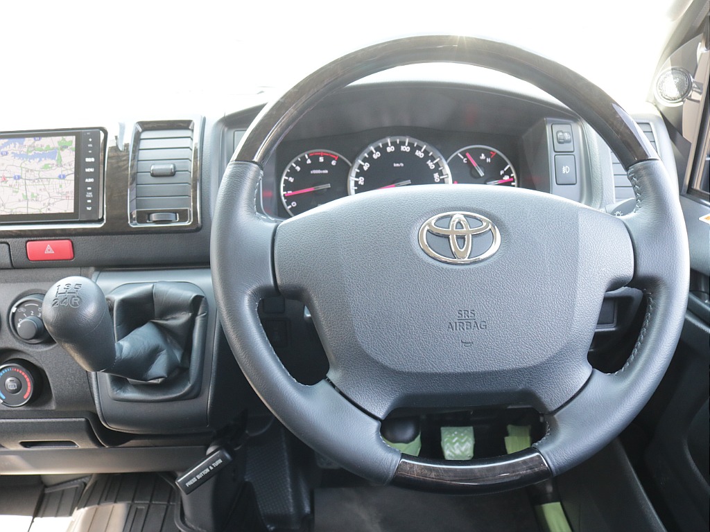 平成２９年式ハイエースＶＤＸロングＧＬパッケージ３０００ディーゼル４ＷＤ希少５速ＭＴ車両入庫！！ＴＲＤフロントバンパー純正１５インチアルミＬＥＤヘッドライトリアクーラーリアヒーター装備車両入庫！！