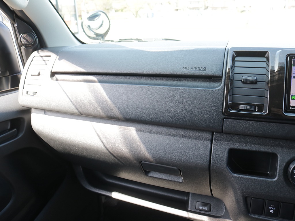 平成２９年式ハイエースＶＤＸロングＧＬパッケージ３０００ディーゼル４ＷＤ希少５速ＭＴ車両入庫！！ＴＲＤフロントバンパー純正１５インチアルミＬＥＤヘッドライトリアクーラーリアヒーター装備車両入庫！！