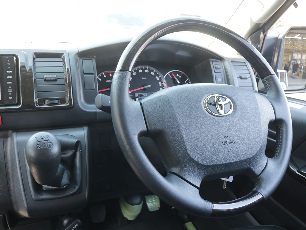 平成２９年式ハイエースＶＤＸロングＧＬパッケージ３０００ディーゼル４ＷＤ希少５速ＭＴ車両入庫！！ＴＲＤフロントバンパー純正１５インチアルミＬＥＤヘッドライトリアクーラーリアヒーター装備車両入庫！！